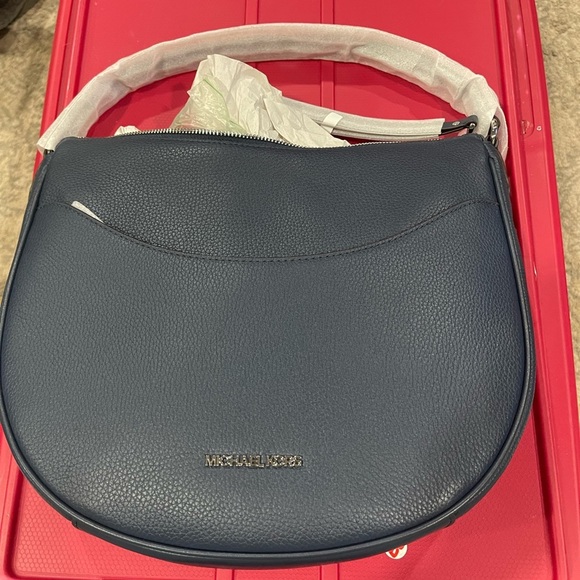 Navy blue NWT MICHAEL KORS PURSE🎁🎁🎁🎁medium to large size, super roomy and cute. - Picture 2 of 9